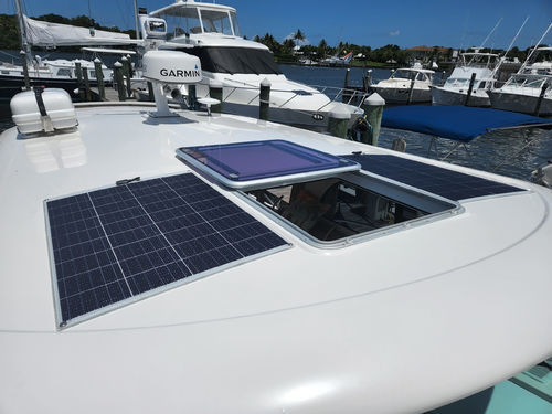Anwendung von Solarmodulen auf dem Deck der Marine