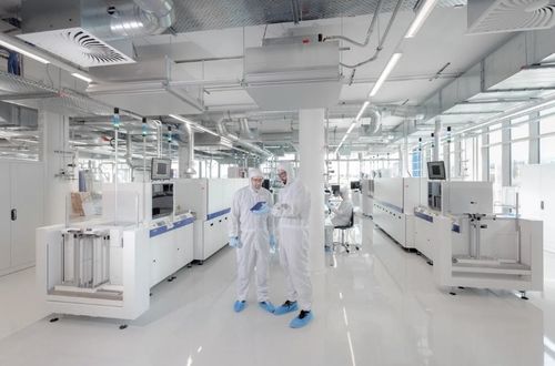 Neueste Unternehmensnachrichten über Forscher des Fraunhofer ISE verwenden Feinschirmdruck, um Silber in HJT-Zellen zu reduzieren